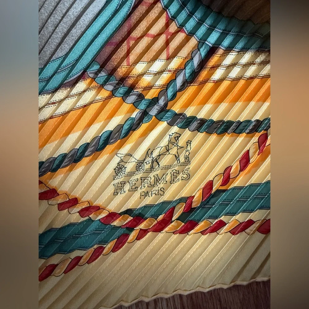 HERMÈS Grande Tenue Pleated Silk Scarf - Picture 6 of 7